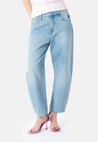 Свободные джинсы Свободные джинсы