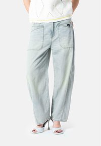 Свободные джинсы Свободные джинсы