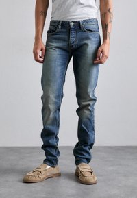 Узкие джинсы Узкие джинсы