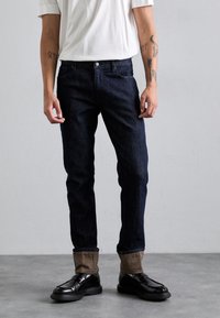 Узкие джинсы Узкие джинсы