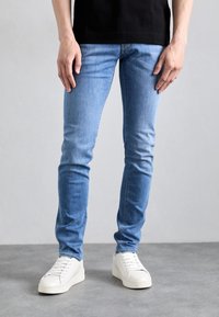 Узкие джинсы Узкие джинсы