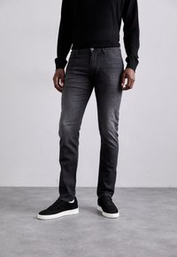 Прямые джинсы Прямые джинсы