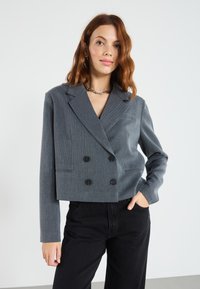 Блейзер с накладными карманами Блейзер с накладными карманами