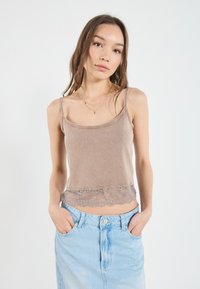 Топ на бретельках Топ на бретельках