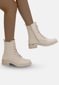 Ботинки на шнуровке Ботинки на шнуровке