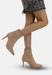 Высокие сапоги Высокие сапоги