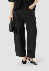 Брюки с накладными карманами Брюки с накладными карманами