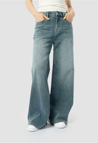 Свободные джинсы Свободные джинсы