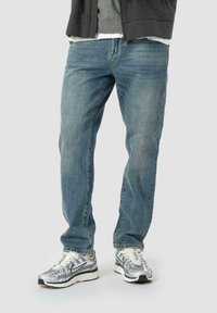 Прямые джинсы Прямые джинсы