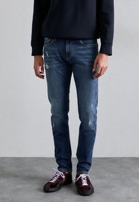 Узкие джинсы Узкие джинсы