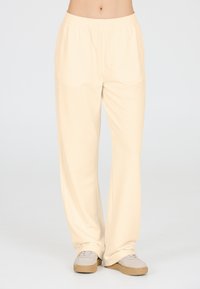 Спортивный костюм Спортивный костюм