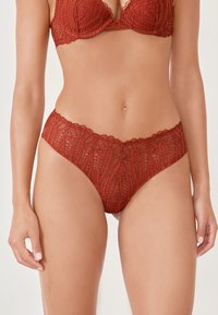 Трусы на бедрах Трусы на бедрах