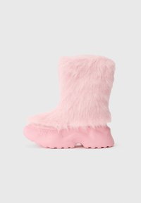 Сапожки на танкетке Сапожки на танкетке