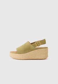 Босоножки на танкетке Босоножки на танкетке