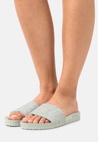 Шлепанцы Шлепанцы