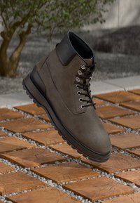 Ботинки на шнуровке Ботинки на шнуровке