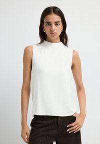 Блузка без рукавов Блузка без рукавов