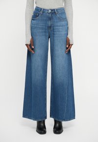 Джинсы бойфренда Джинсы бойфренда