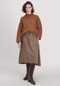 Юбка с накладными карманами Юбка с накладными карманами