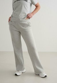 Спортивный костюм Спортивный костюм