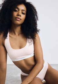 Бюстгальтер Бюстгальтер