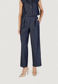 Джинсовая жилетка Джинсовая жилетка