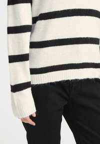 Пуловер в полоску Пуловер в полоску