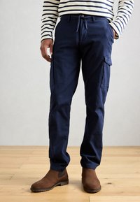 Брюки с накладными карманами Брюки с накладными карманами