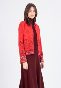 Жаккардовая вязаная кофта Жаккардовая вязаная кофта