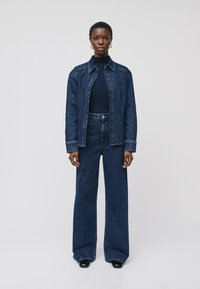 Клешеные джинсы Клешеные джинсы