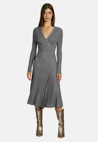 Вязаное платье Вязаное платье