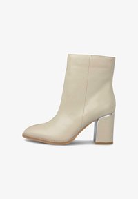 Полусапожки на высоком каблуке Полусапожки на высоком каблуке