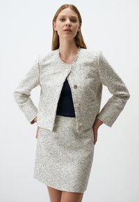 Короткий блейзер Короткий блейзер