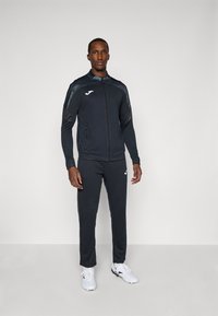 Спортивный костюм Спортивный костюм