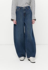 Свободные джинсы Свободные джинсы