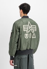 Куртка бомбер Куртка бомбер