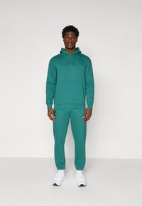 Спортивный костюм Спортивный костюм