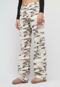 Брюки с накладными карманами Брюки с накладными карманами