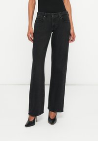 Свободные джинсы Свободные джинсы