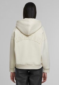 Пуловер с капюшоном Пуловер с капюшоном