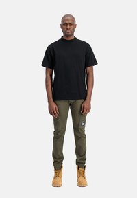 Брюки с накладными карманами Брюки с накладными карманами