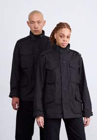 Куртка с накладнымит карманами Куртка с накладнымит карманами