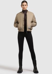 Куртка с накладнымит карманами Куртка с накладнымит карманами