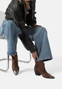 Полусапожки на высоком каблуке Полусапожки на высоком каблуке