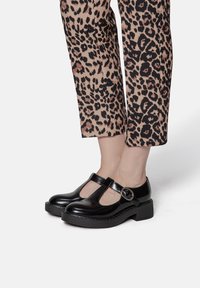 Туфли с высоким носом Туфли с высоким носом