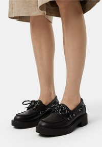 Туфли на шнуровке Туфли на шнуровке