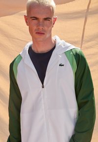 Спортивный костюм Спортивный костюм