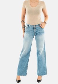 Свободные джинсы Свободные джинсы