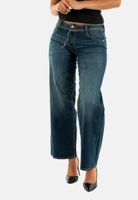 Свободные джинсы Свободные джинсы