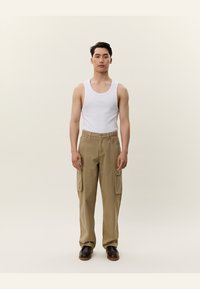 Брюки с накладными карманами Брюки с накладными карманами